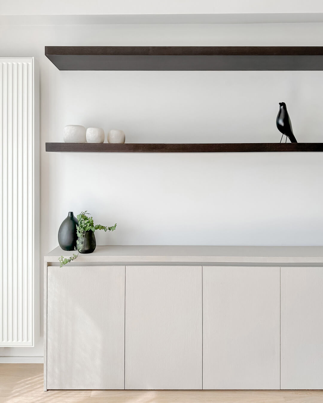 commode sur mesure finie avec une peinture texturée pour un aspect béton