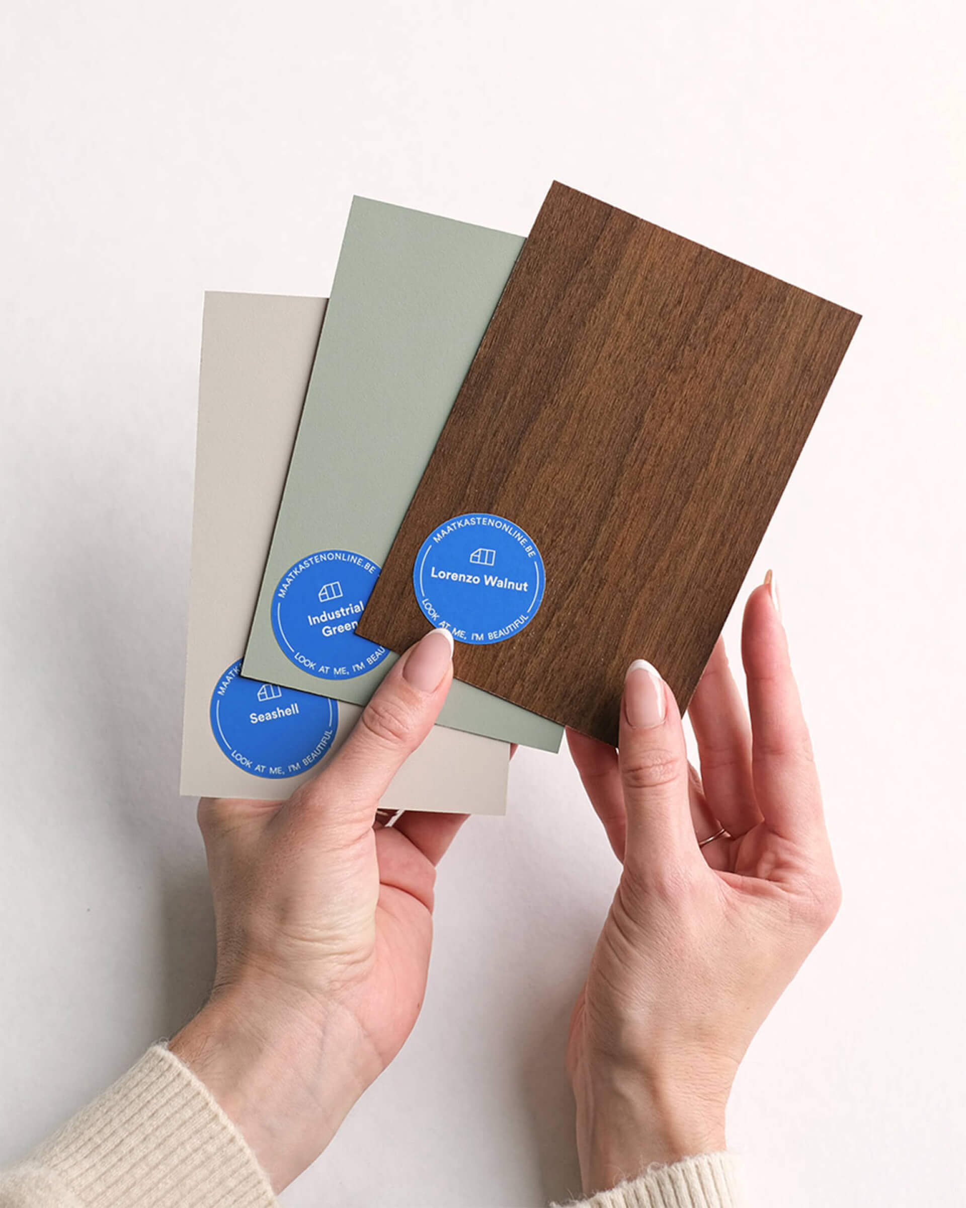 Échantillons de couleur gratuits en imitation bois de noyer, appelés Lorenzo Walnut