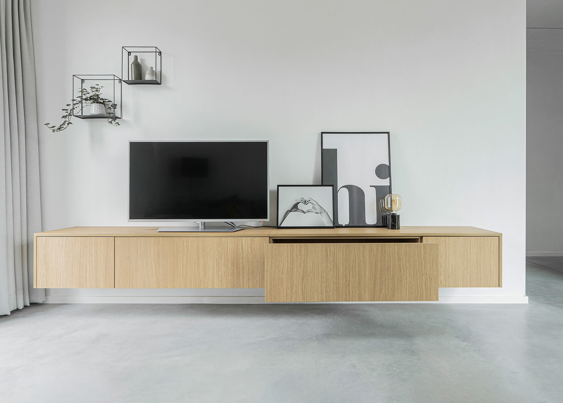 Meuble TV suspendu sur mesure en couleur Essential Oak Naturel