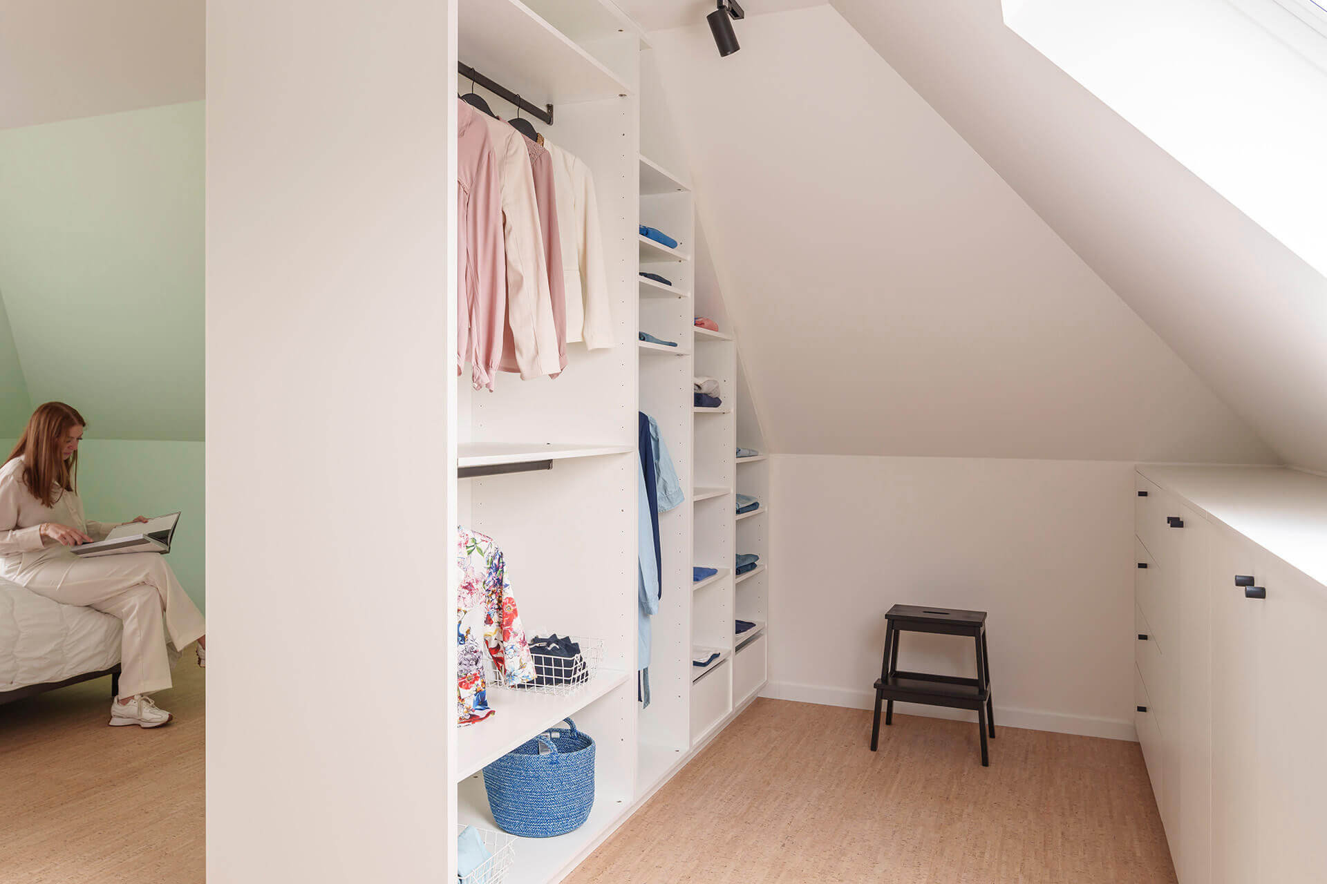 Dressing ouvert sous pente avec commode en Front White et poignées Monument noires