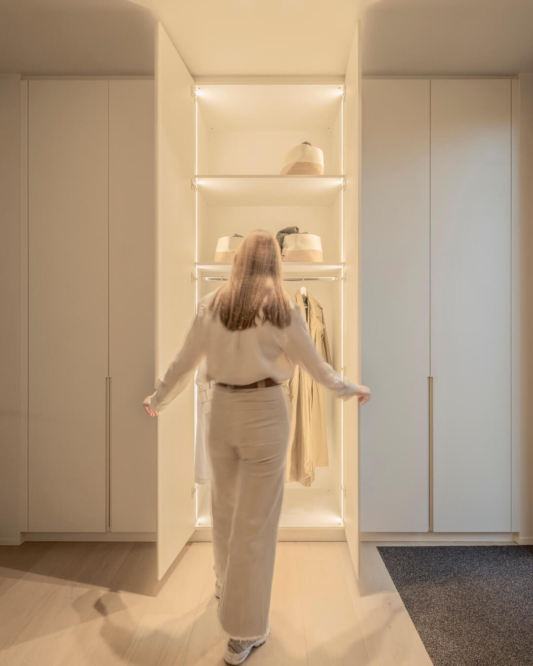 Vestiaire élégant équipé d'une peinture texturée et d'un éclairage intérieur LED 