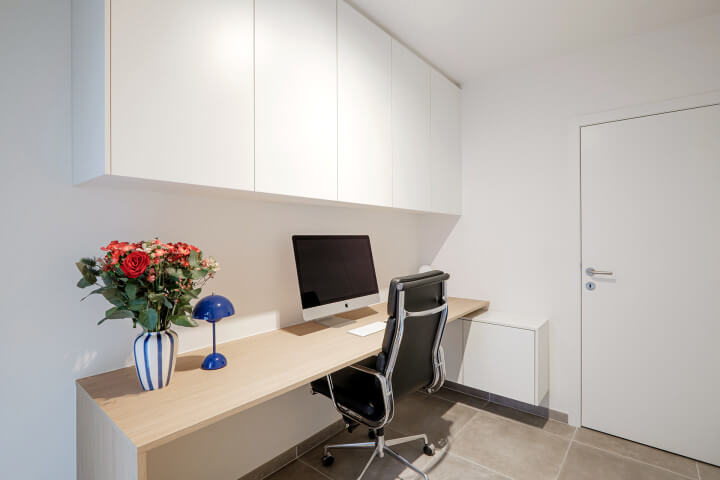 Placard de plafond sur mesure au-dessus d'un bureau en couleur Front White.