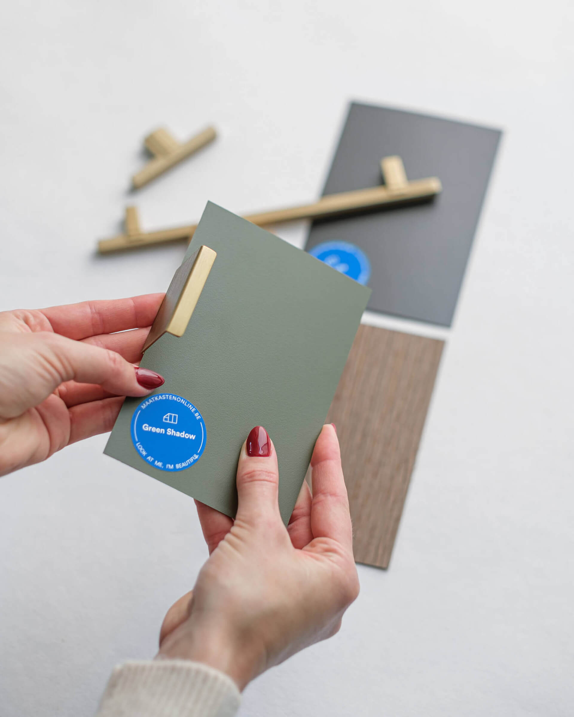 Poignées en laiton et échantillons de couleurs pour vos armoires sur mesure
