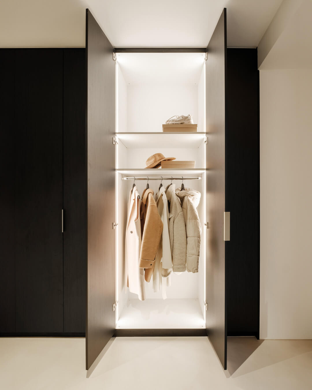 Armoire vestiaire noire avec éclairage LED à l'intérieur