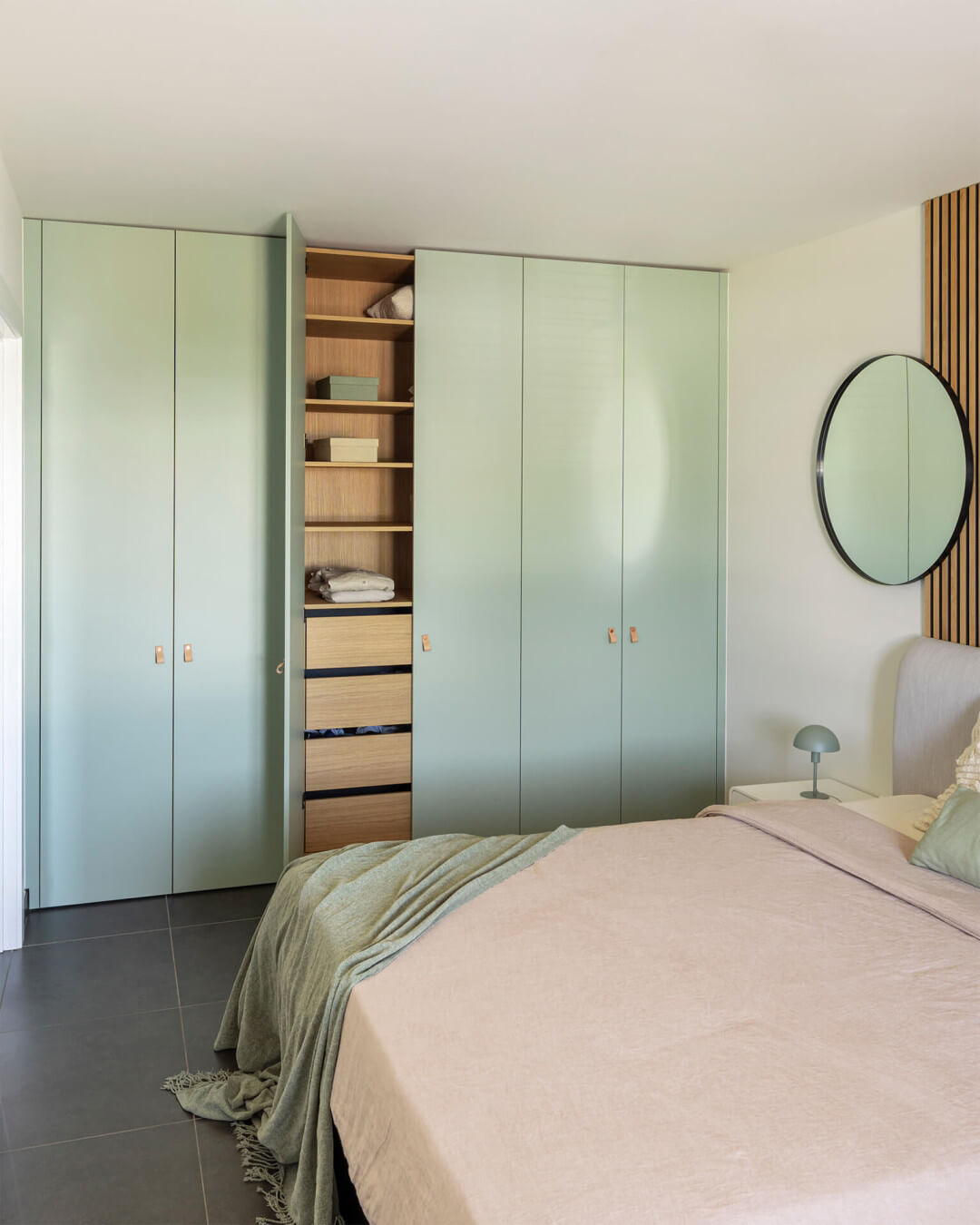 Chambre avec des teintes vertes douces et des nuances de bois chaleureux de Custoro