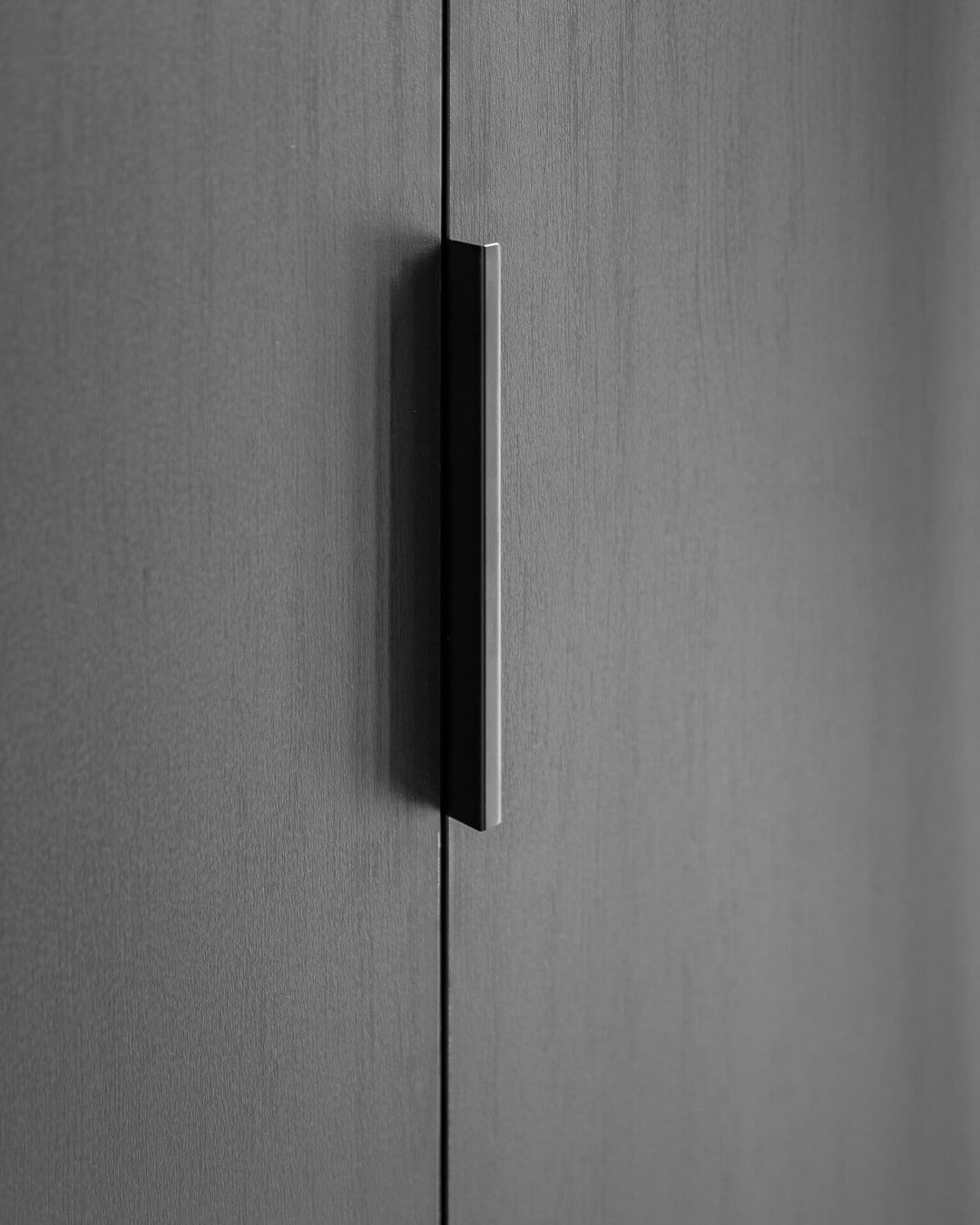 Poignée noire appelée Pure pour un meuble noir sur mesure