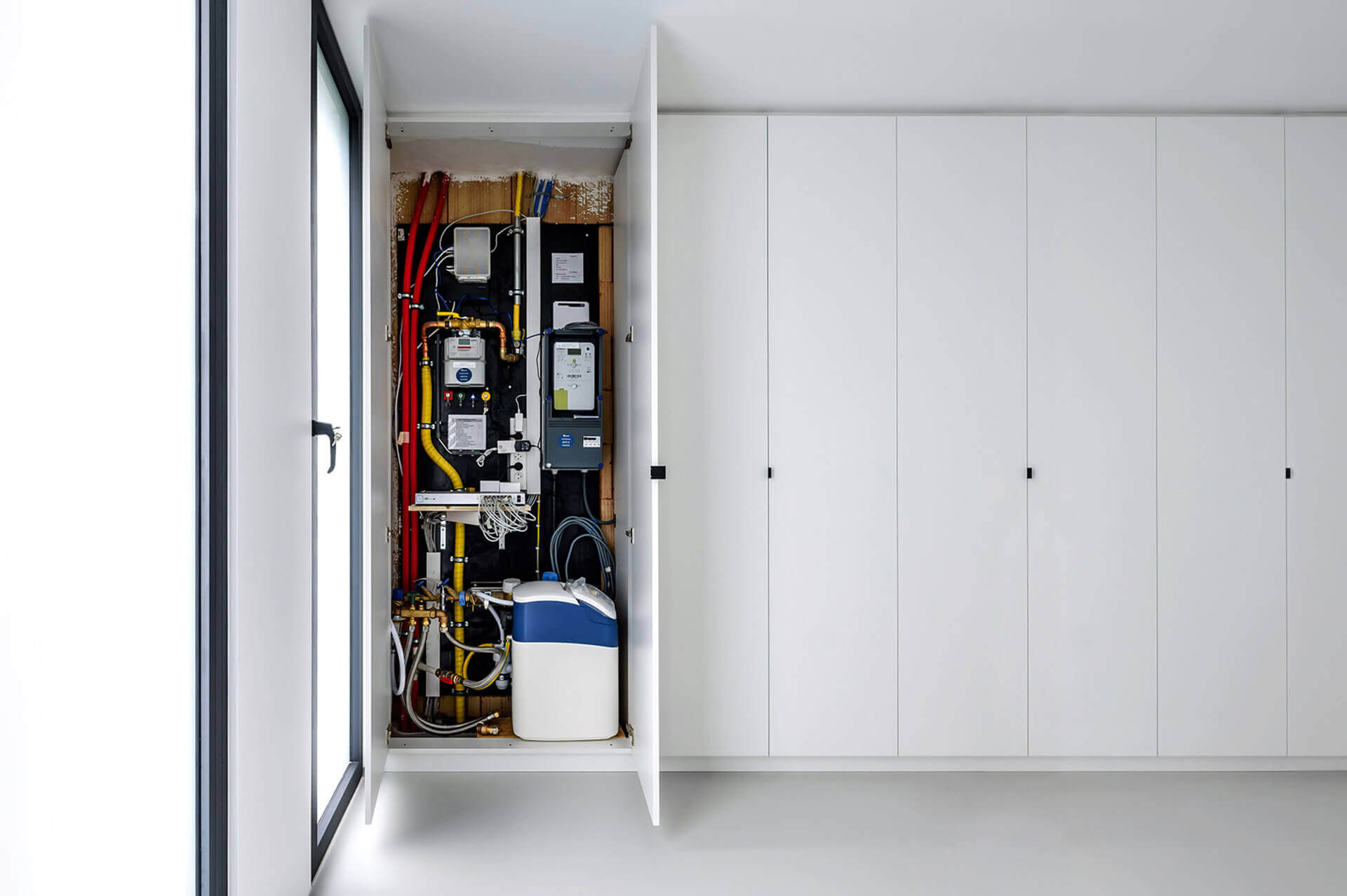 Armoires de rangement sur mesure avec armoire cacher technique