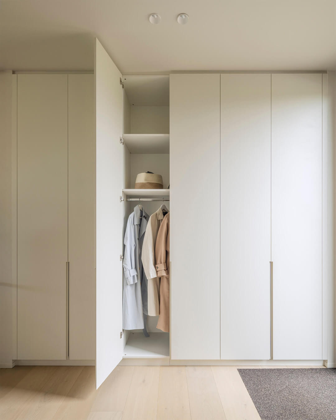 Vestiaire sur mesure dans un intérieur neutre