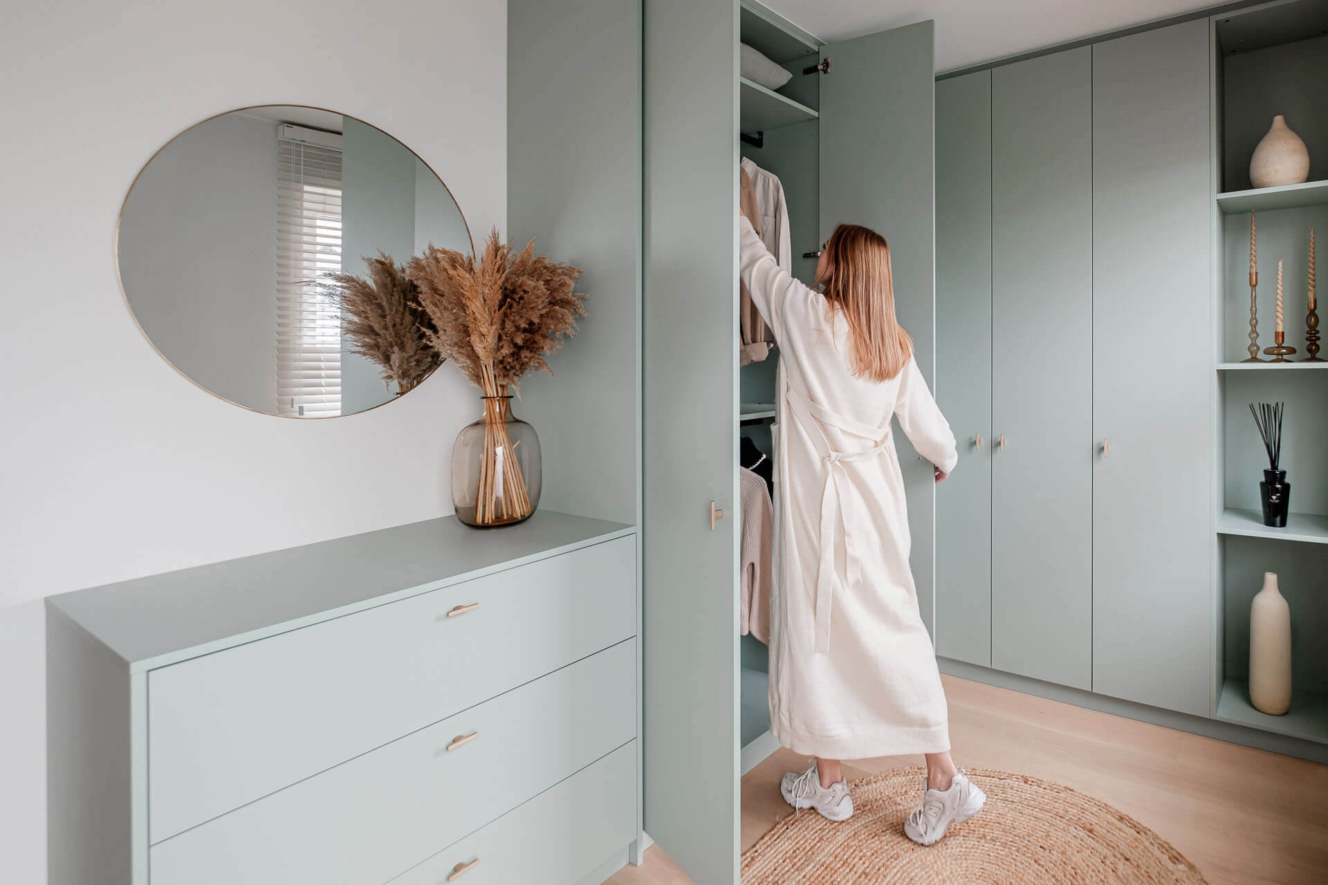 Combinaison de murs hauts et bas avec une armoire d'angle en guise de dressing