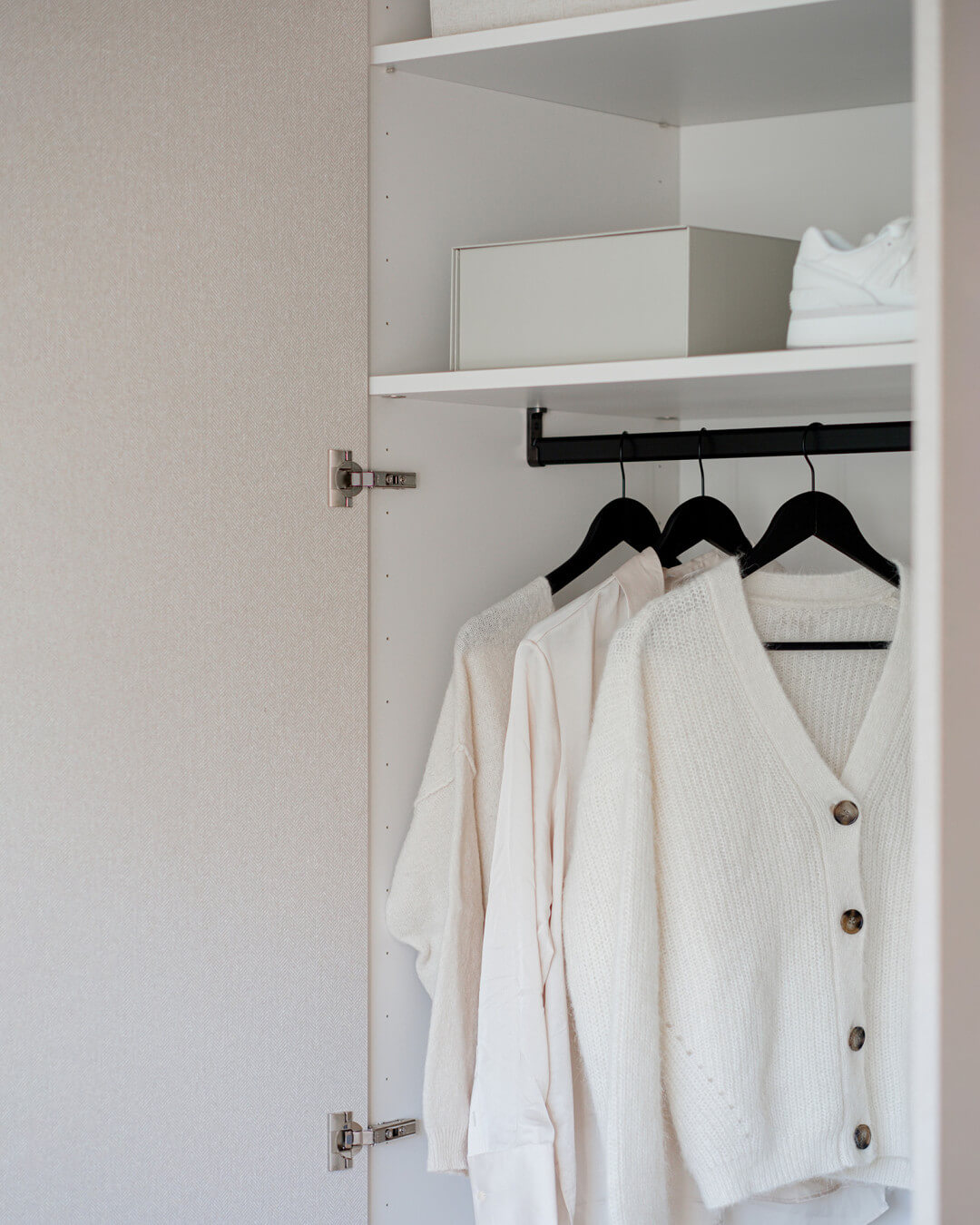 Barre de vêtements noire dans une armoire sur mesure