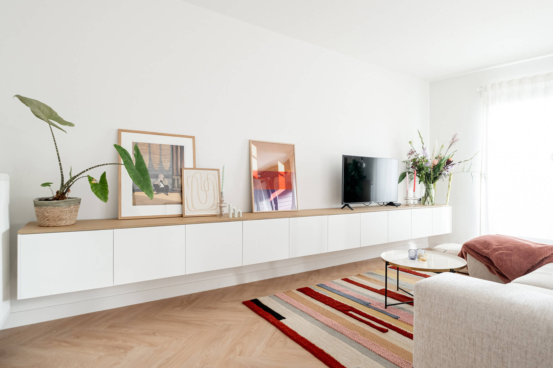 Meuble TV blanc sur mesure avec plateau en chêne