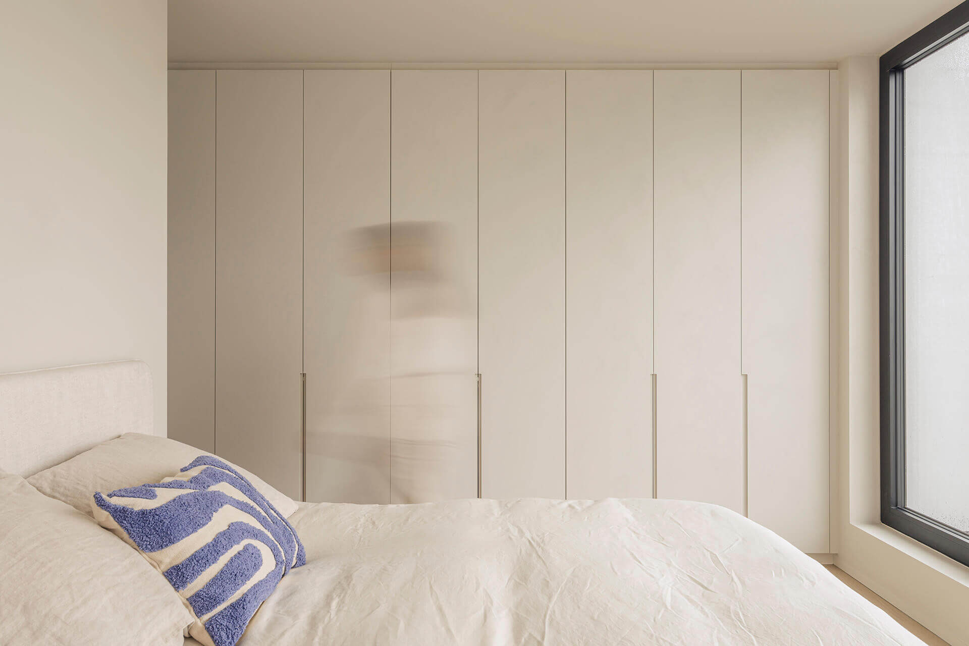 Armoire à vêtements recouverte d'une peinture texturée pour une touche personnelle