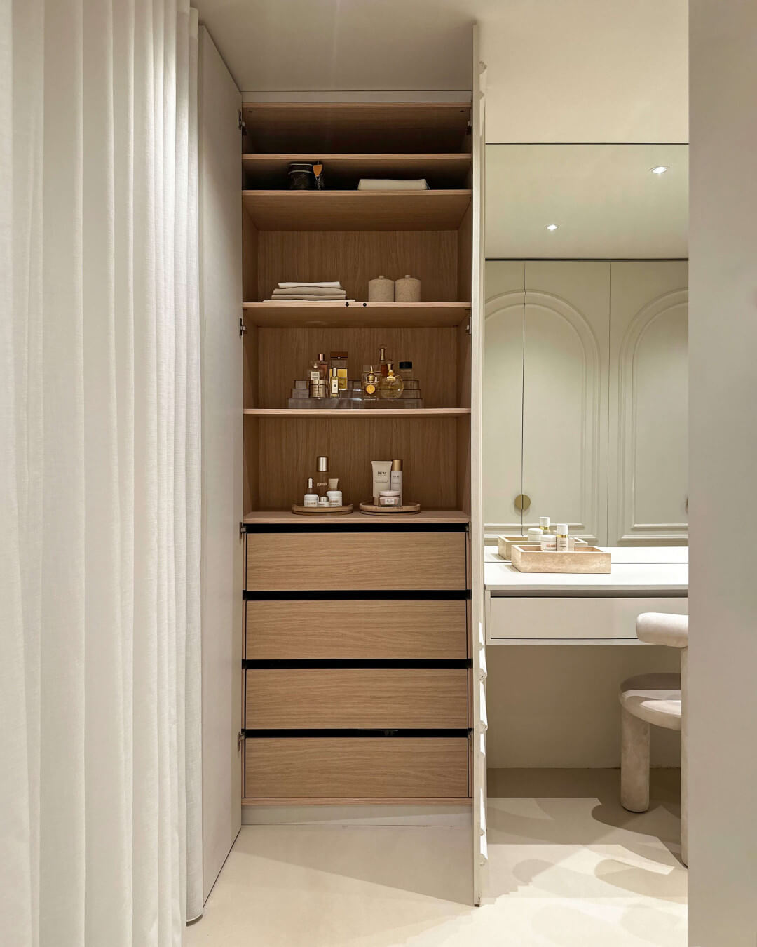 Armoire sur mesure avec portes à moulures et teinte bois chaud à l'intérieur