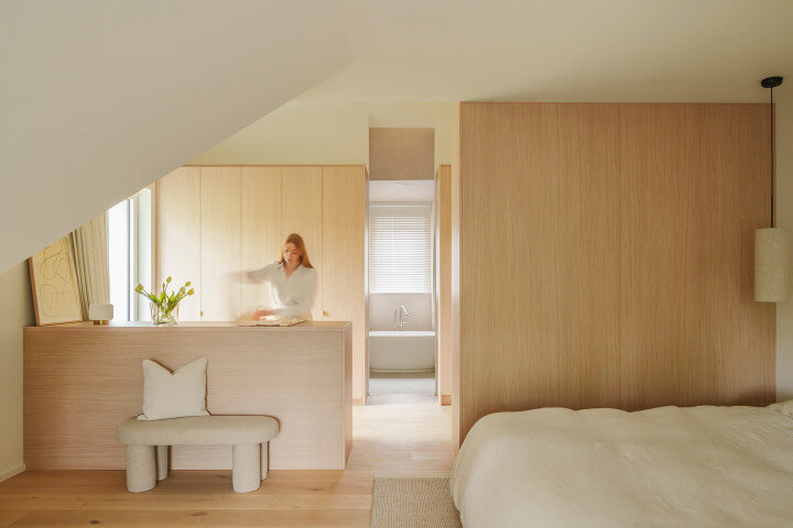 Une maison remplie de chaleur naturelle avec des placards sur mesure en Atlas Oak