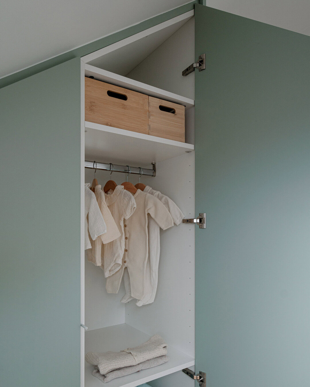 Armoire sous toit incliné en Industrial Green