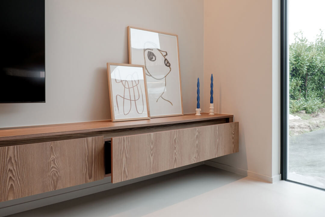 Meuble TV suspendu sur mesure en structure bois au mur du salon