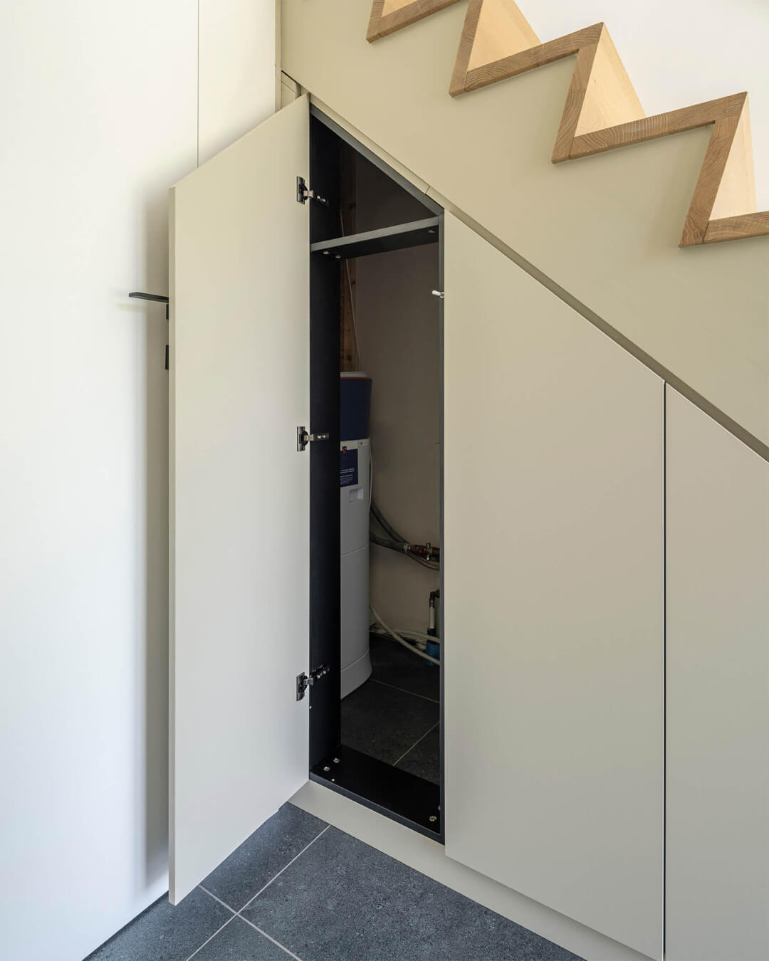 Placard technique sur mesure sous l'escalier