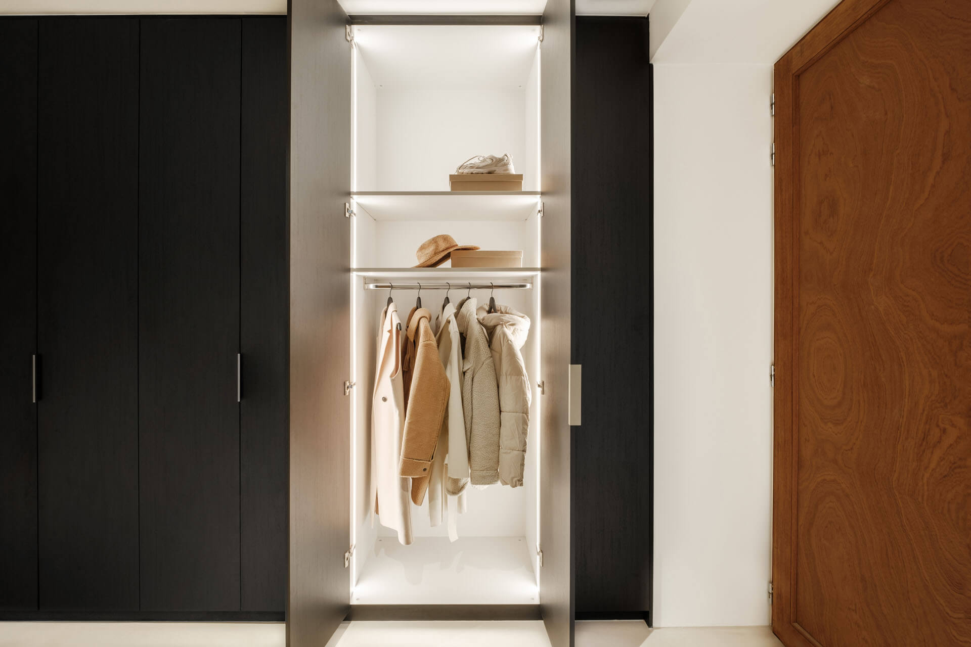 Armoire encastrée sur mesure en Elegant Black (noir élégant)