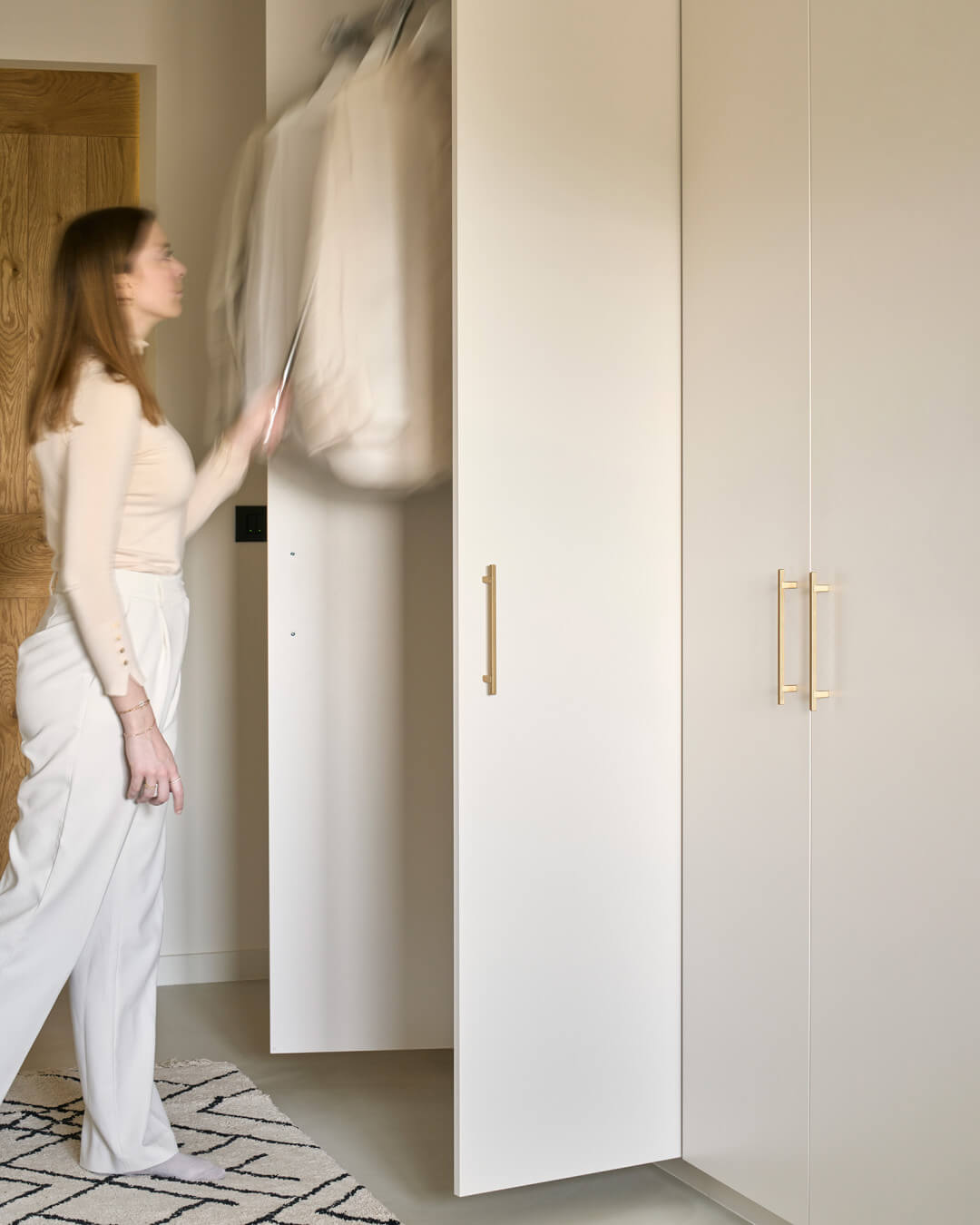 Armoire dressing avec une barre à vêtements entièrement sur mesure