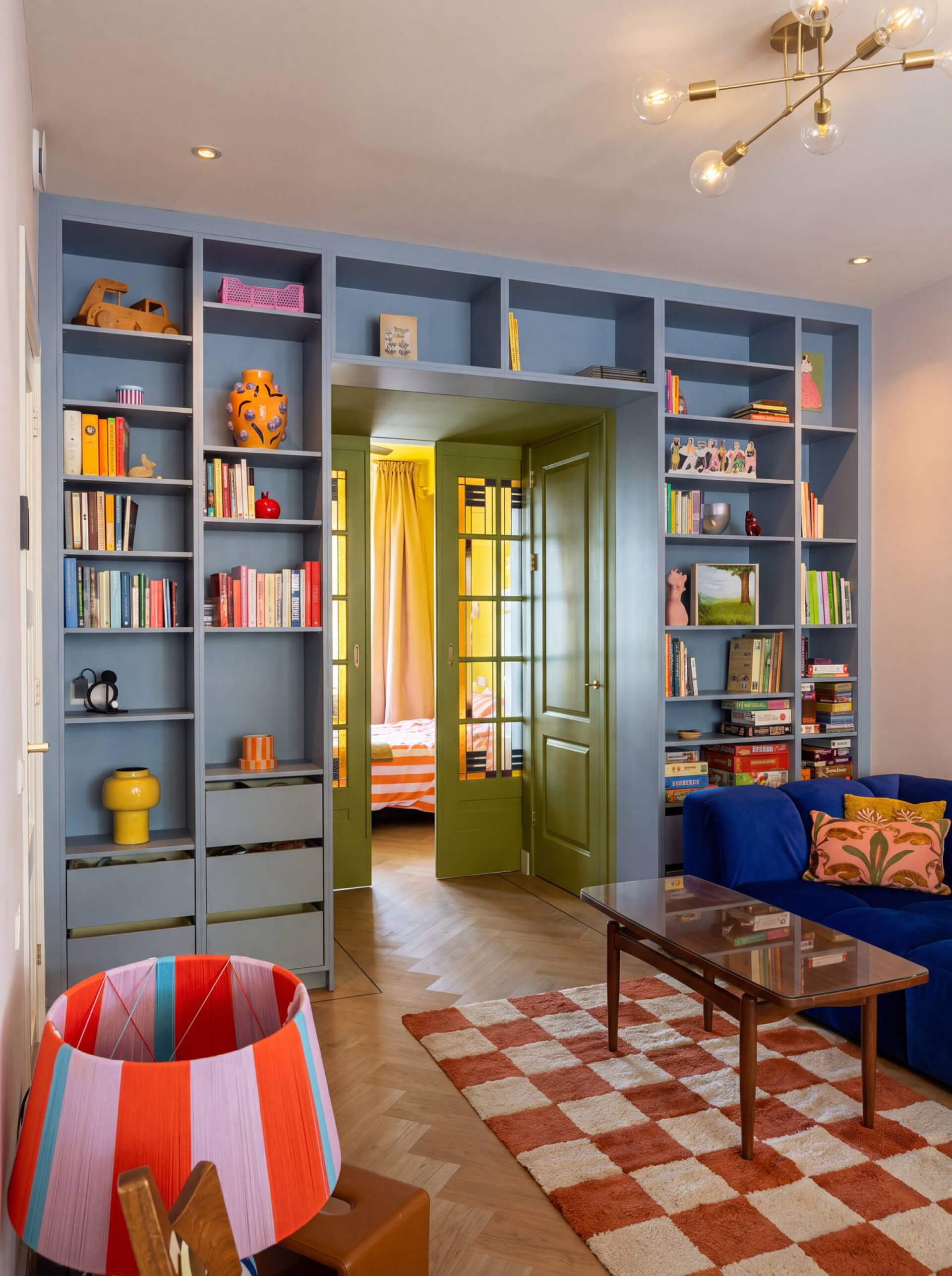 Bibliothèque jusqu’au plafond autour d’une porte, dans une couleur bleue