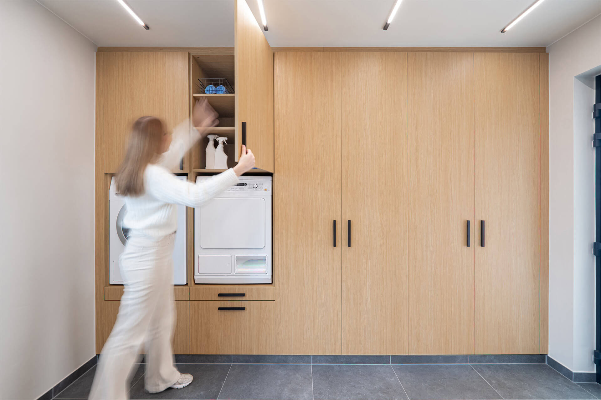 Buanderie avec des armoires sur mesure dans la couleur Essential Oak Naturel.
