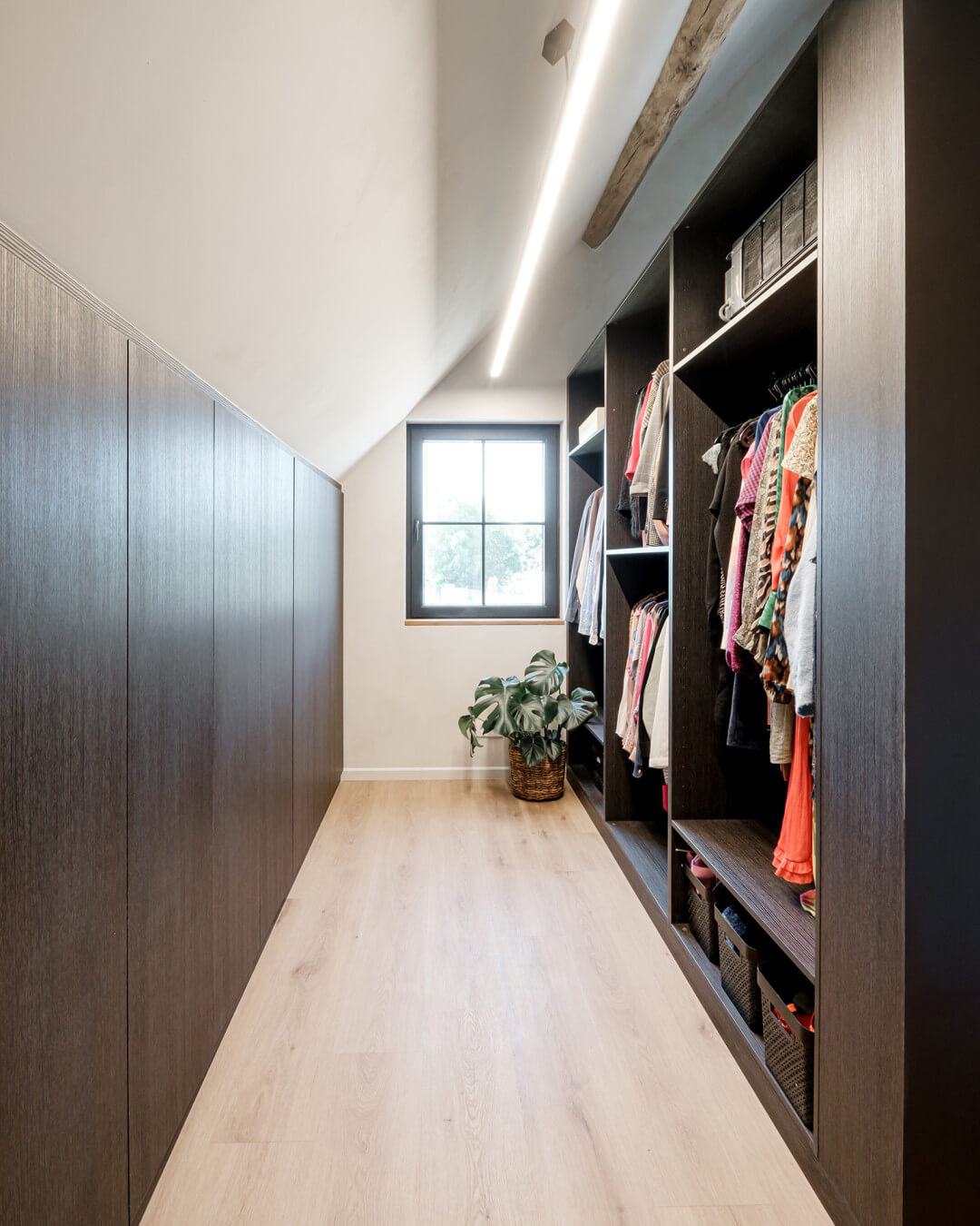 Dressing et armoire sous un toit en pente de Custoro