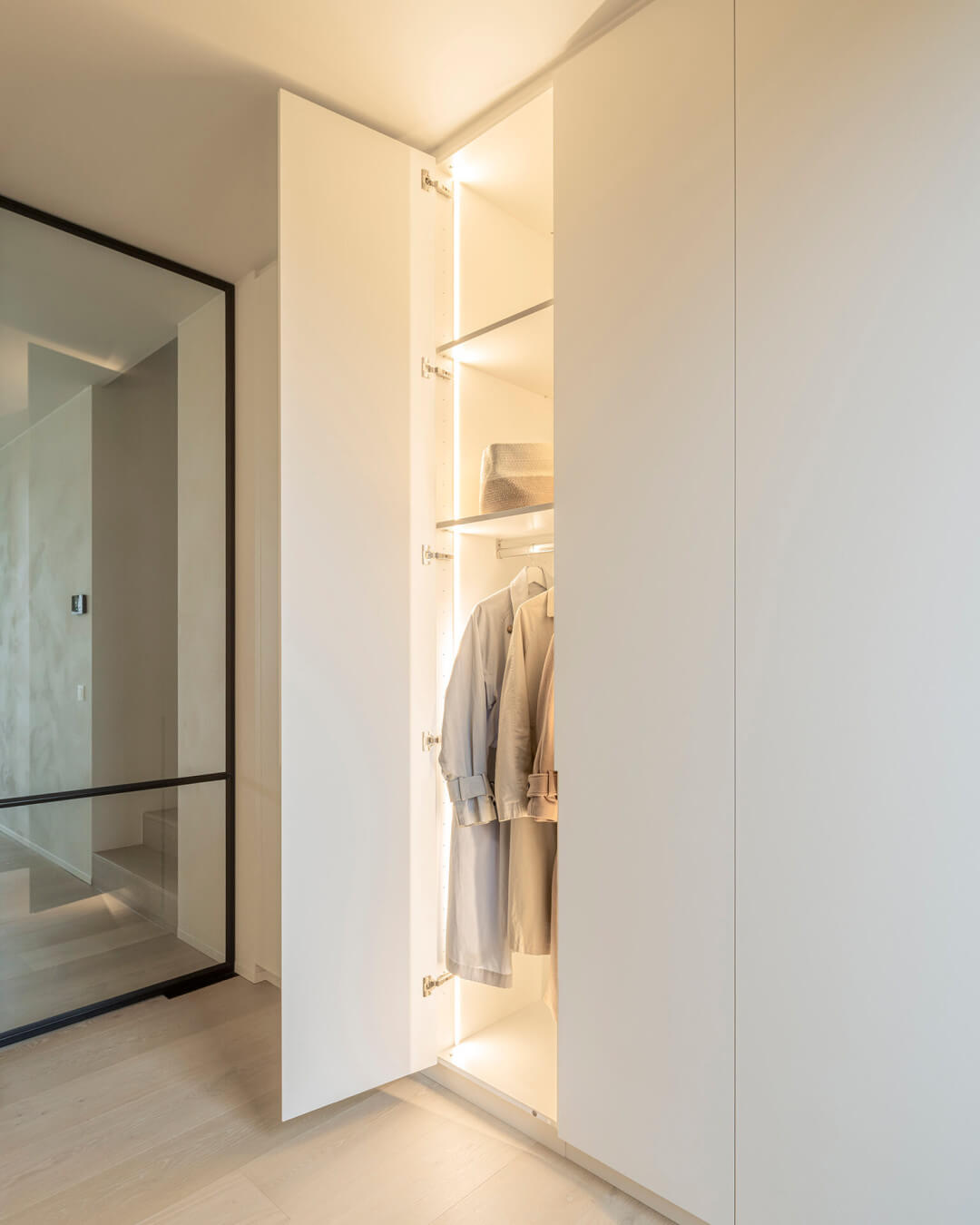 Armoire avec éclairage intérieur dans le couloir 
