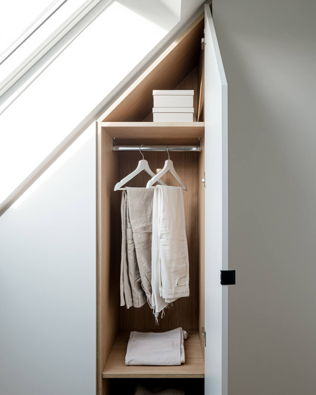 Armoire sur mesure en Seashell avec une face intérieure en Essential Oak