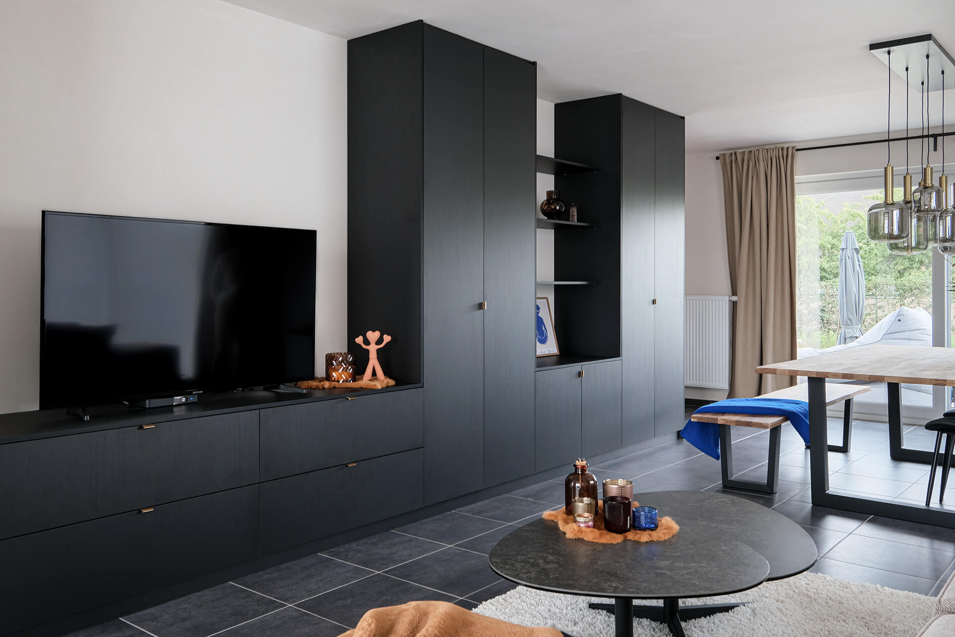 Salon avec un meuble TV combiné à un meuble de rangement. 
