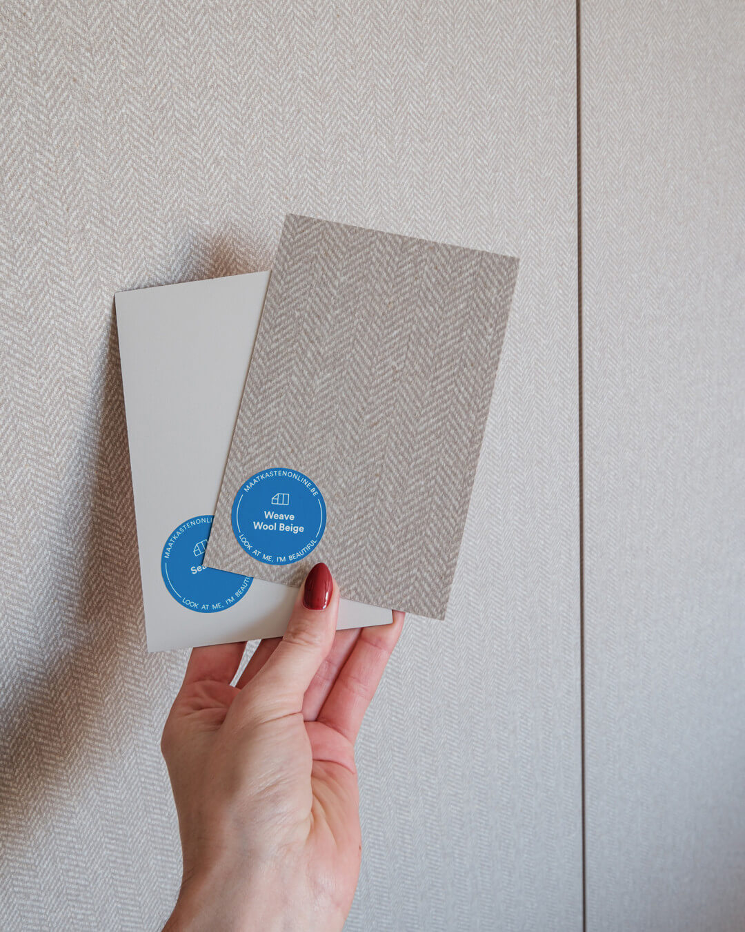 Main avec 2 échantillons de couleurs pour une armoire sur mesure : Weave Wool Beige et Seashell
