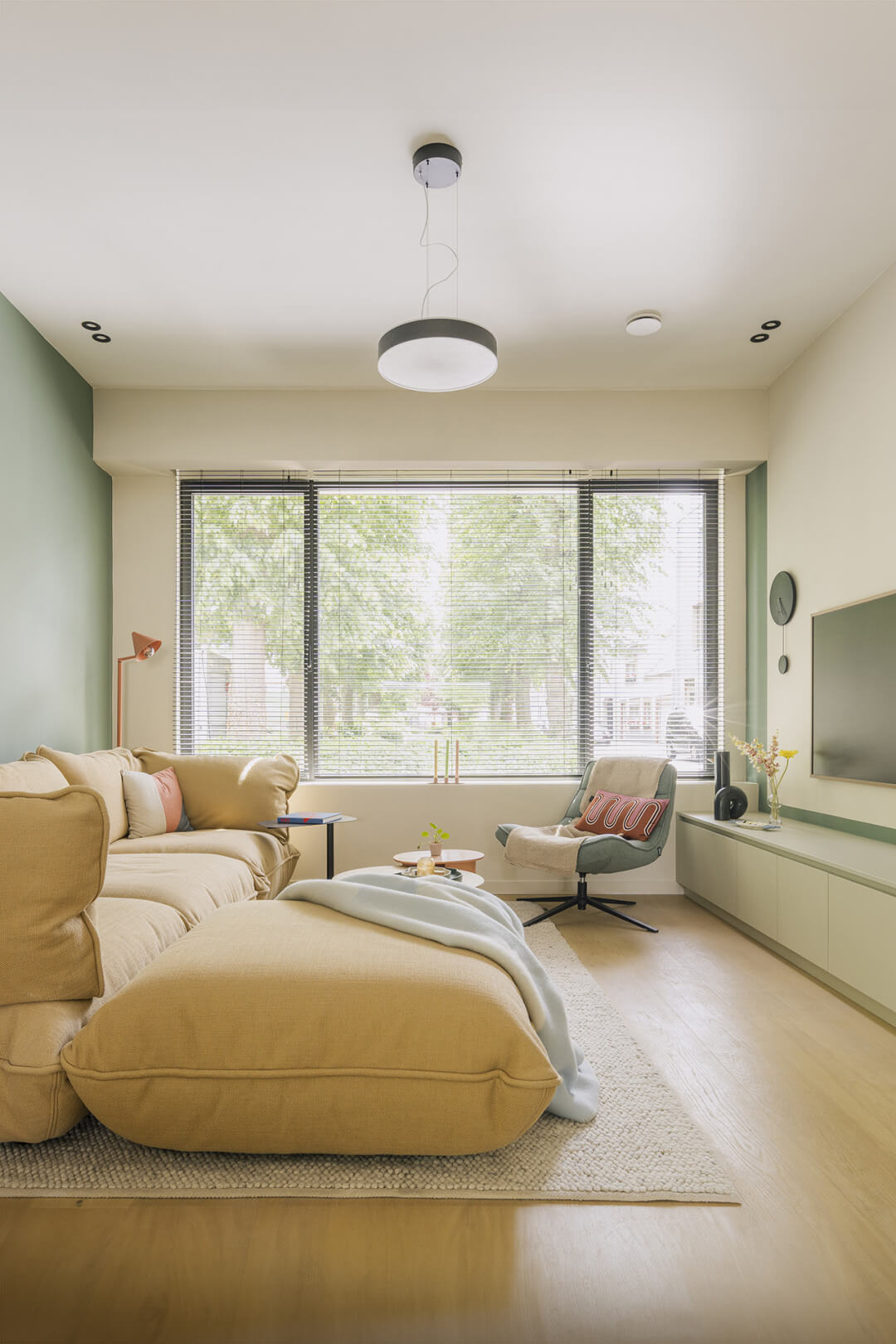 Meuble TV sur mesure couleur Natural Sage dans un salon coloré et lumineux