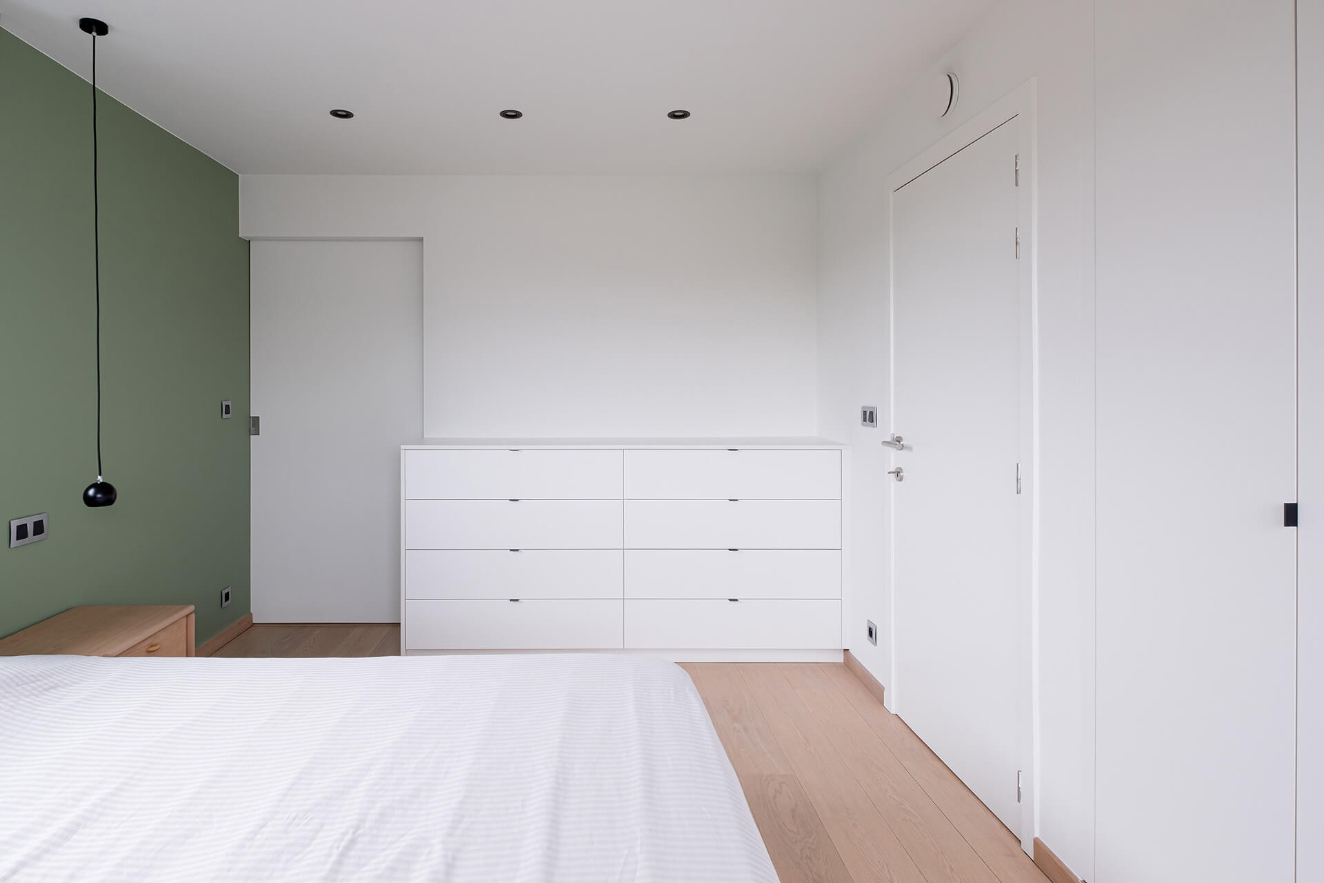 Commode blanche sur mesure dans la chambre