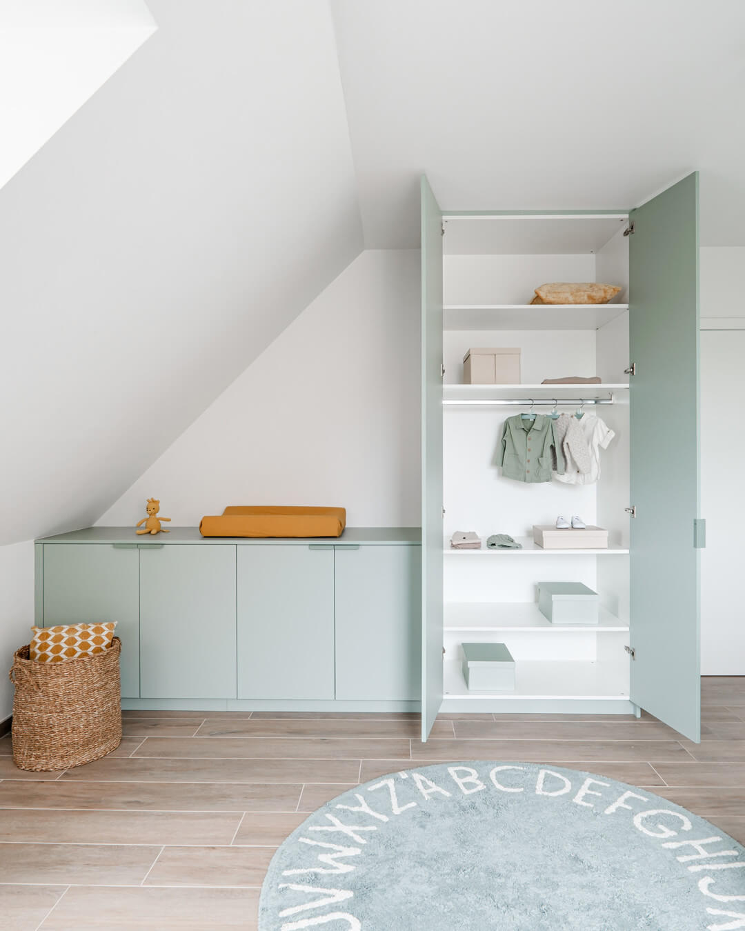 Armoires murales sur mesure en couleur 'Industrial Green' dans une chambre d'enfant