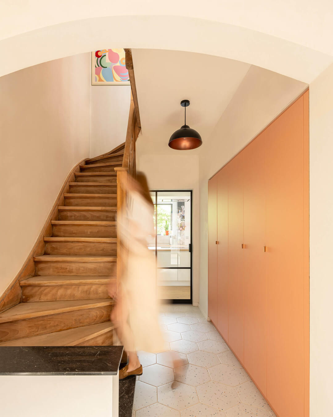 Vestiaire dans une maison de caractère en Dusty Coral