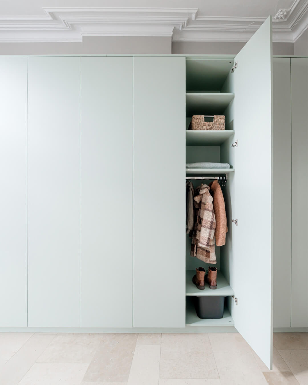 Armoire sur mesure en couleur 'Industrial Green' dans une maison de maître