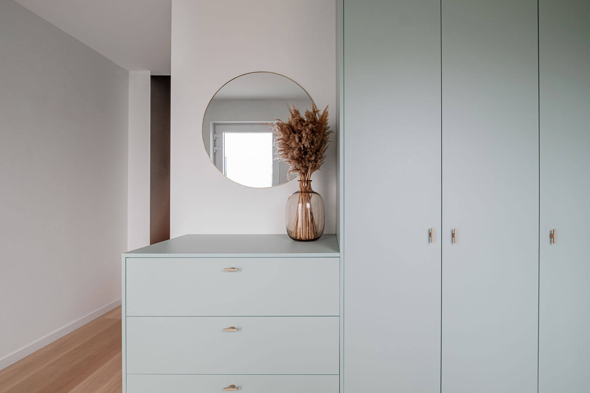 Ensemble sur mesure de commode et d'armoire de couleur vert industriel