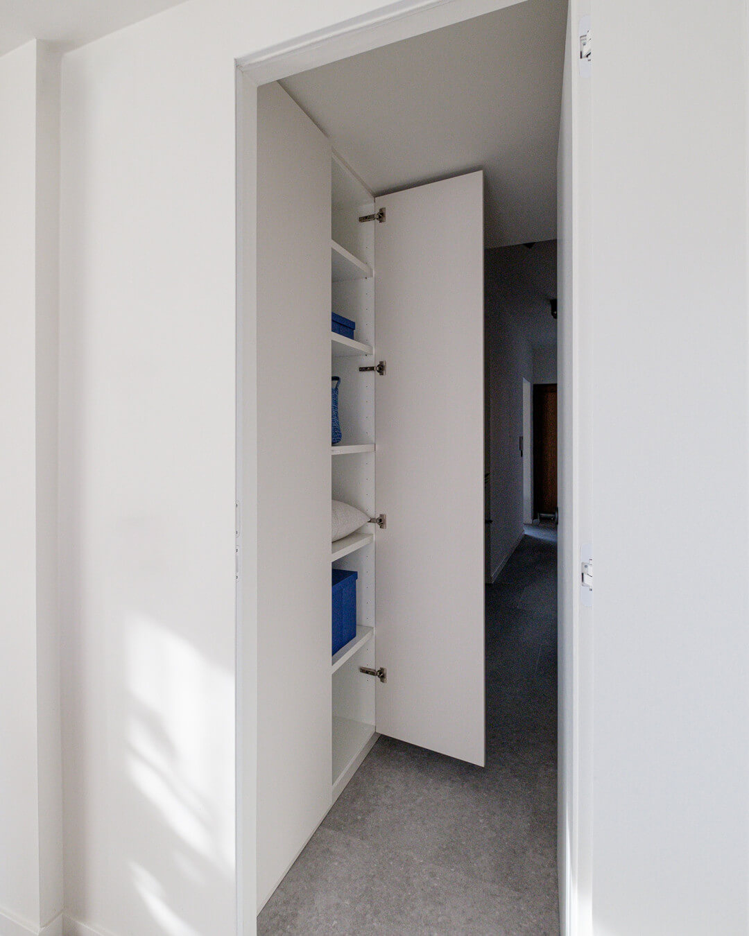 Armoire de rangement dans le hall d'entrée de la maison Sundae