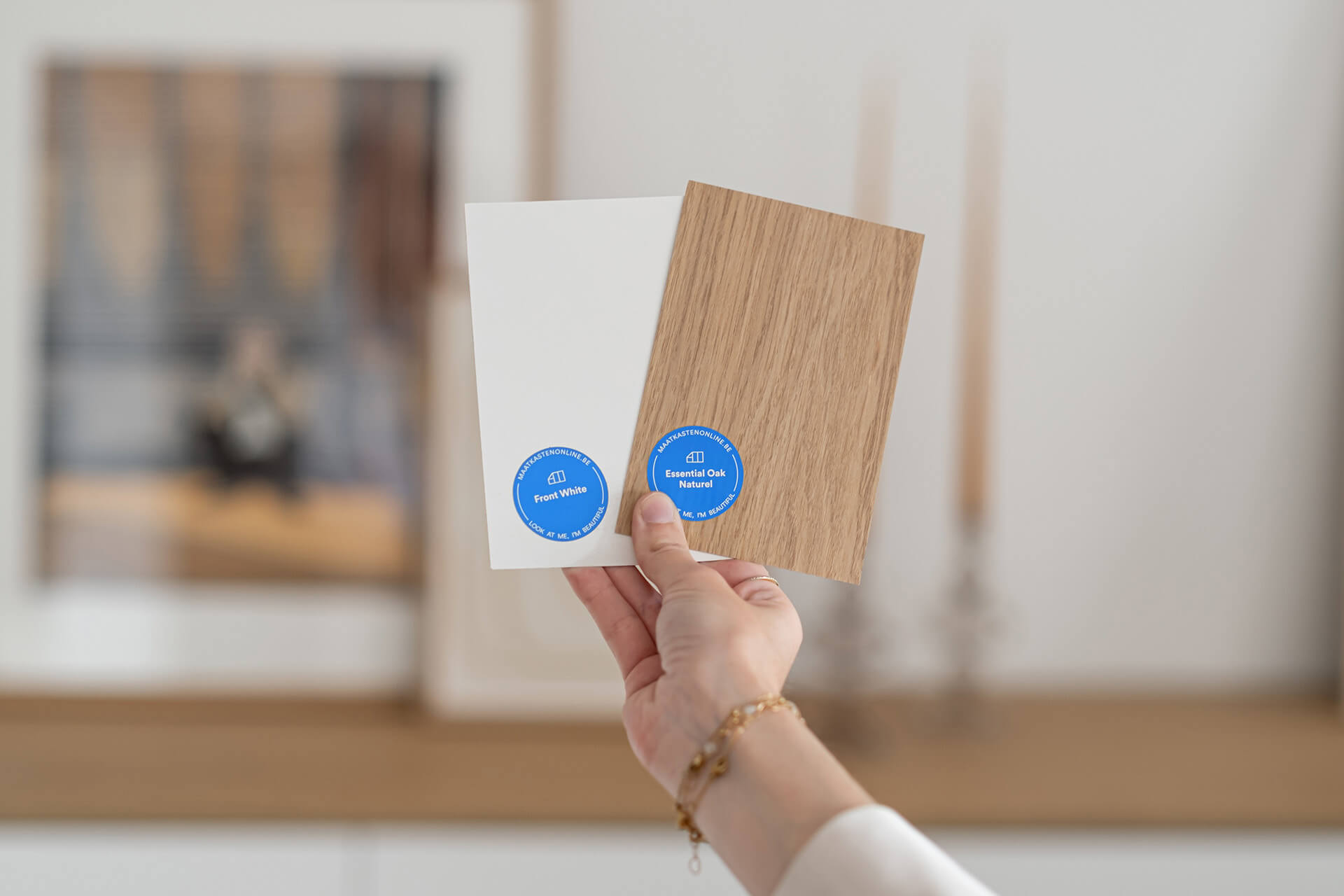 Échantillons de couleurs en Front White et Essential Oak Naturel