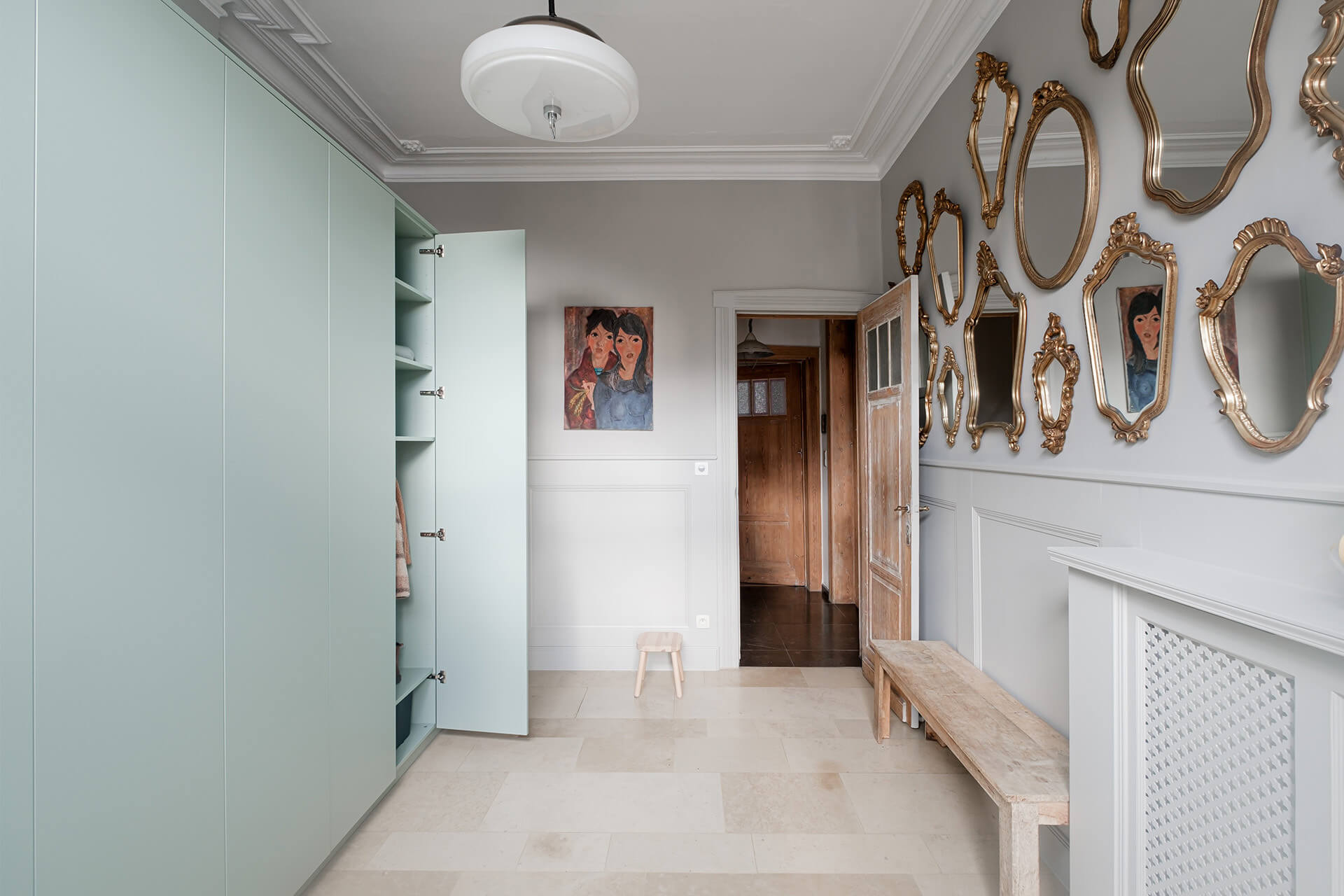 Armoire sur mesure en couleur 'Industrial Green' dans une maison de maître