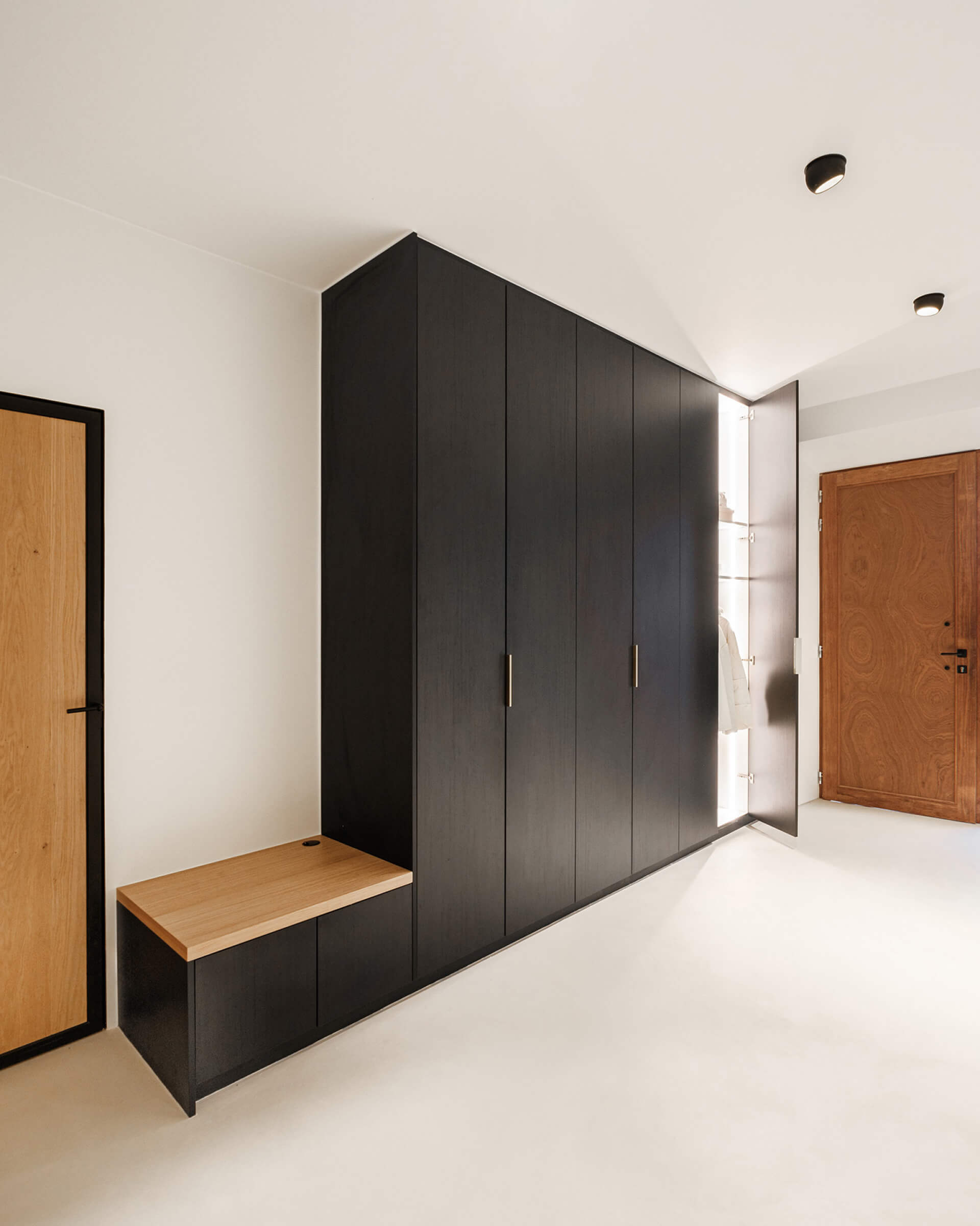 Armoire vestiaire noire avec éclairage LED à l'intérieur.