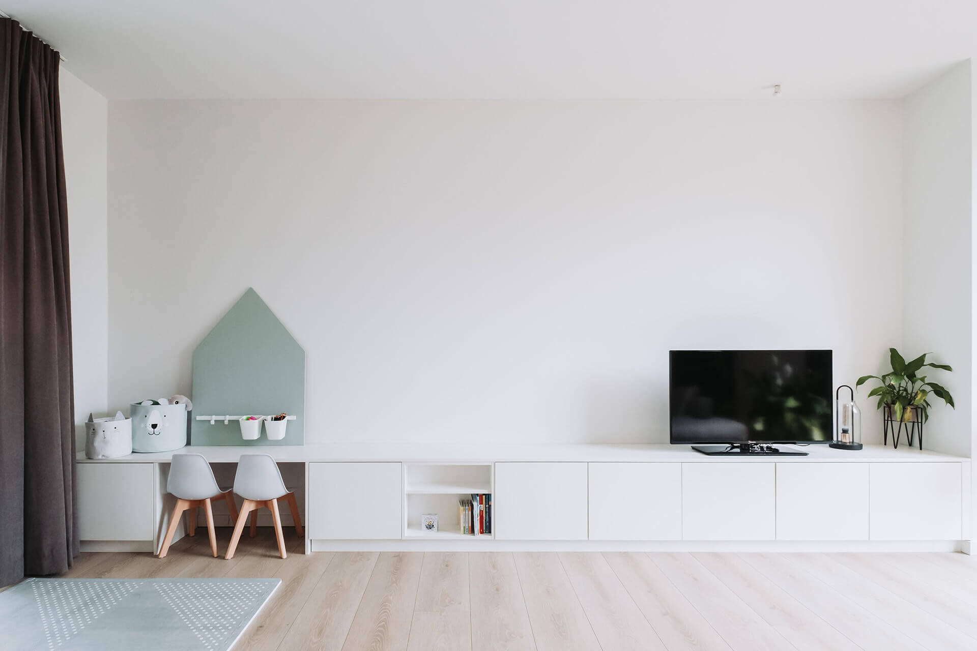 Meuble TV sur mesure, long et large, couleur Blanc nacré, avec portes à ouverture par simple pression, disponible en ligne chez Custoro
