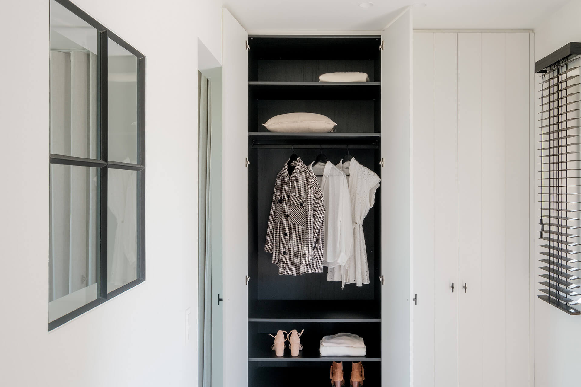 Dressing rustique encastré sur mesure avec étagères noires