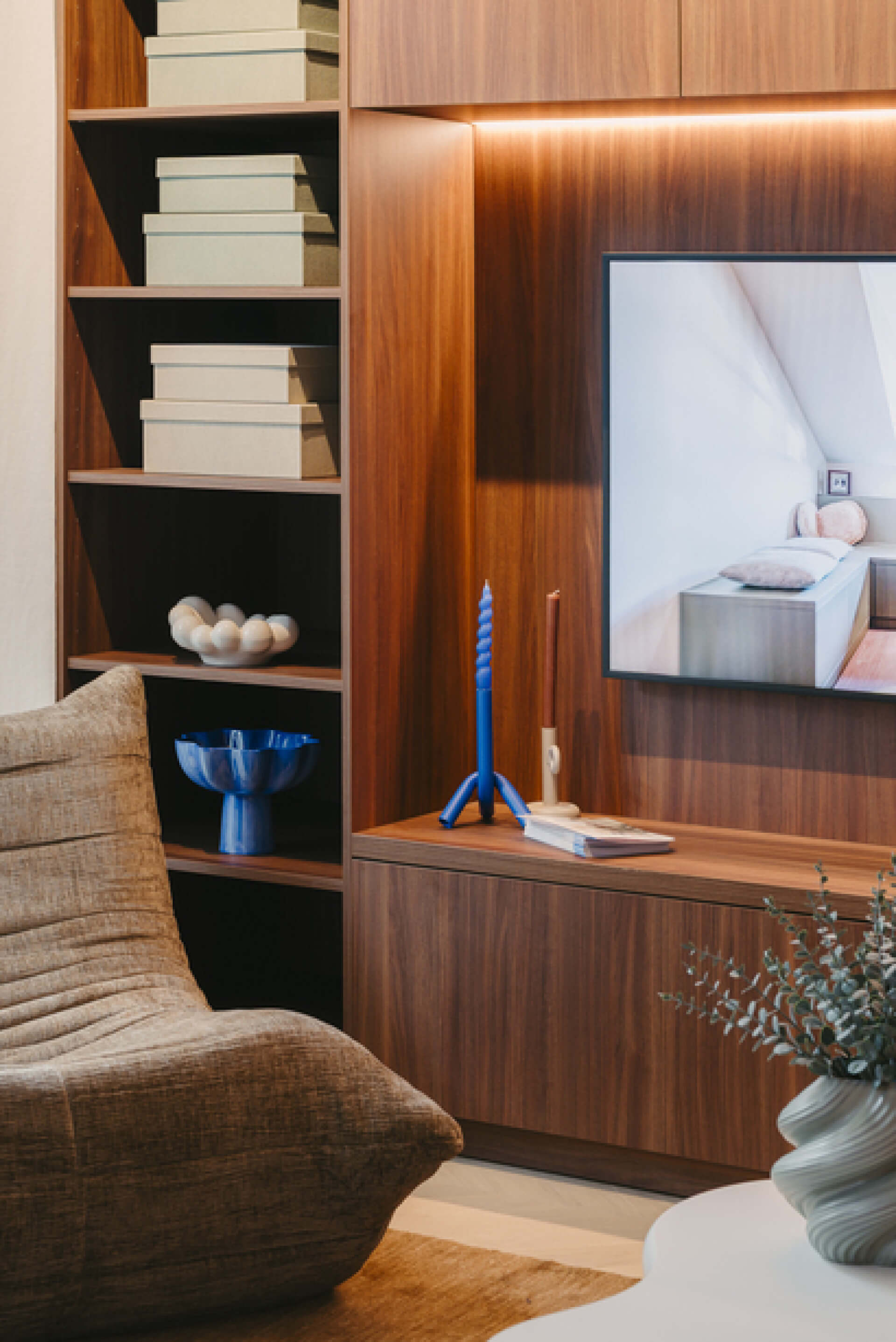 Placards intégrés sur mesure et meuble TV exposés dans le showroom en ligne de Maatkasten.