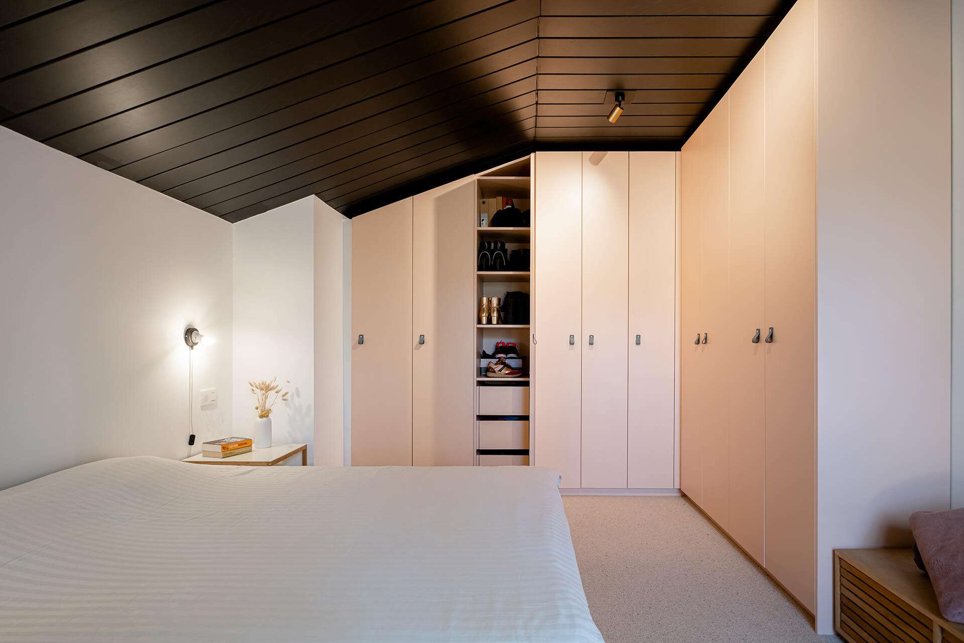 Une armoire en L inclinée en couleur Dusty Coral dans la chambre