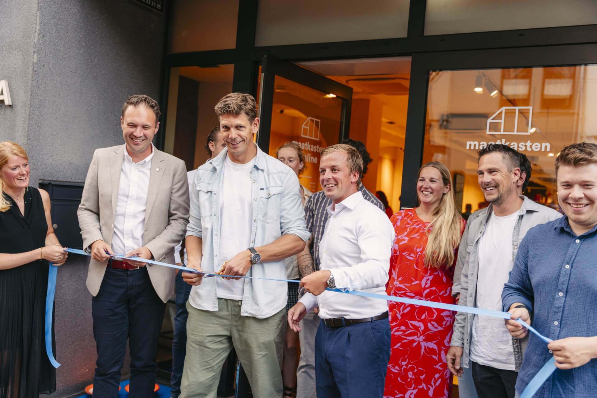 Les fondateurs Nick Van Kranenburg et Loic Van Laeken inaugurent fièrement le premier showroom à Anvers.