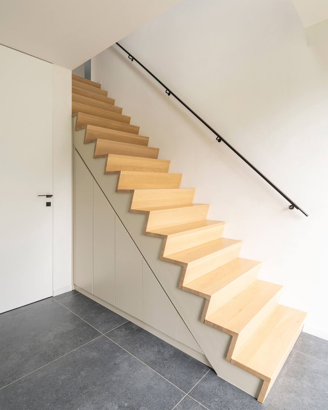 Placard technique sur mesure sous l'escalier