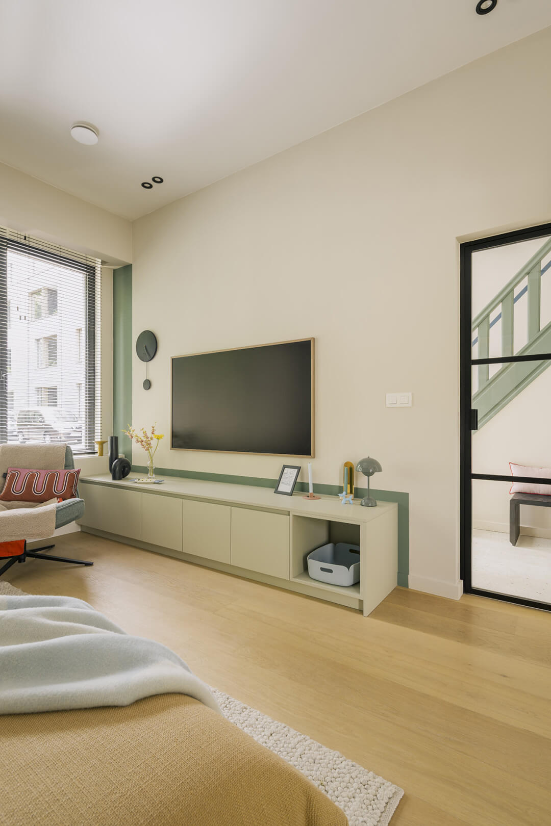 Meuble TV sur mesure de couleur vert Natural Sage dans un salon lumineux