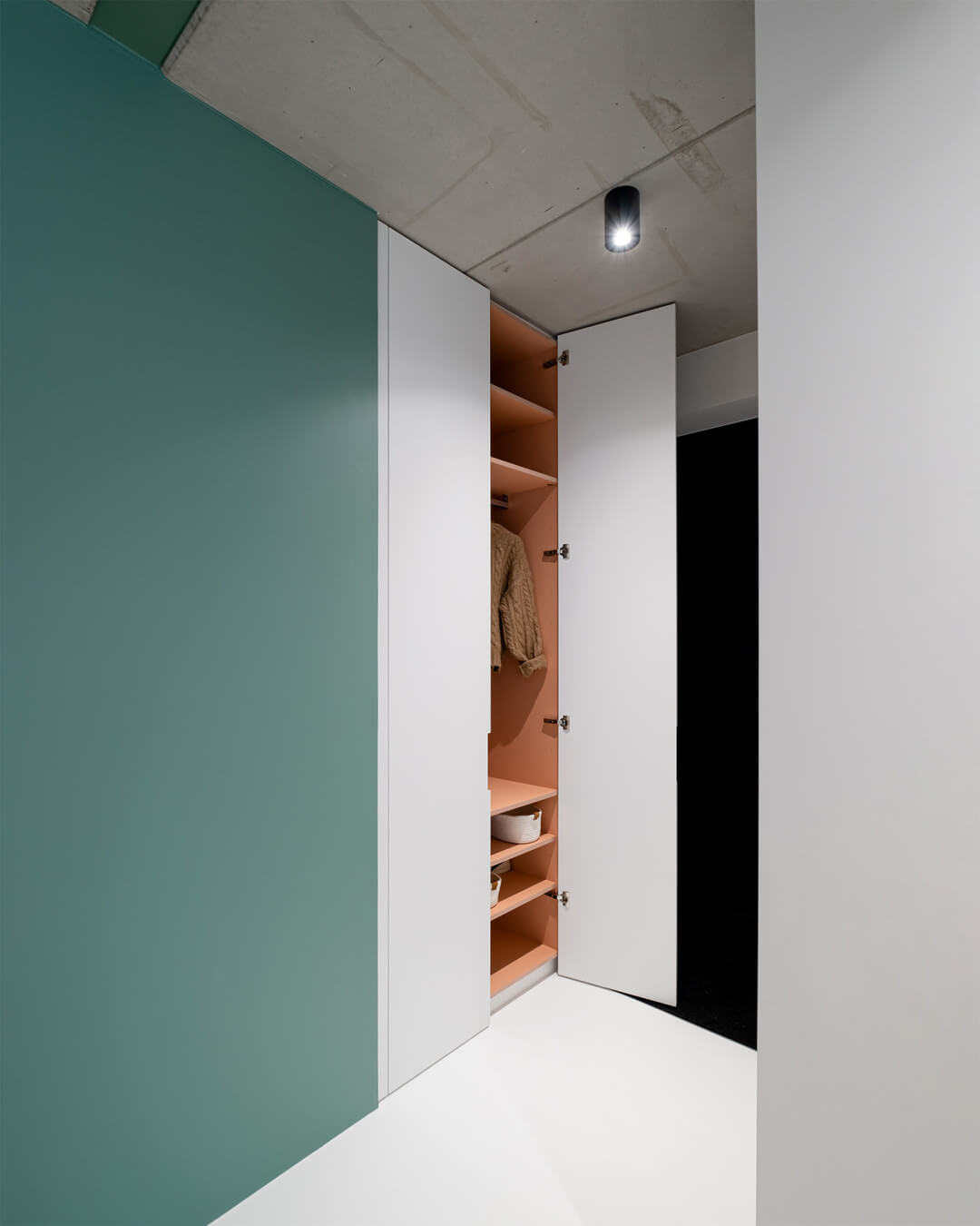 Vestiaire sur mesure en mdf avec intérieur coloré en Dusty Coral de Custoro