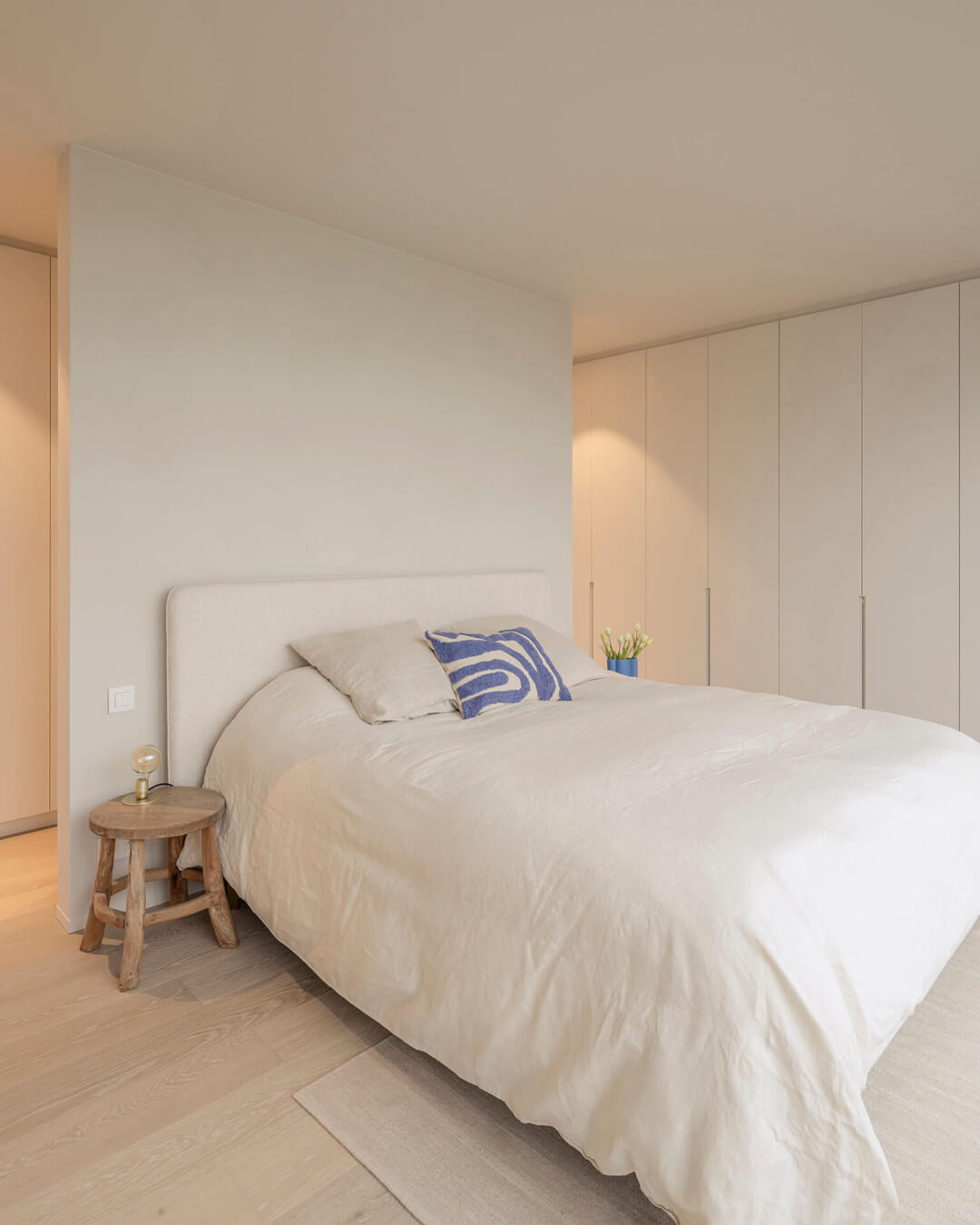 Chambre à coucher dans un intérieur minimaliste
