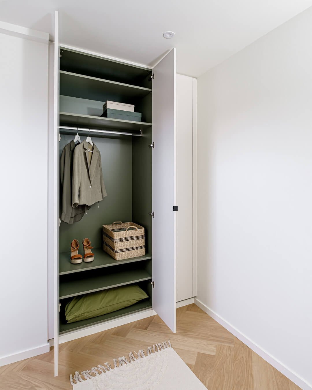Armoire sur mesure avec extérieur en seashell et intérieur en green shadow